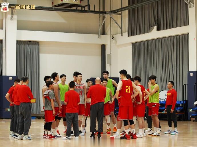 距离亚预赛首战还有5天！中国篮球之队官博晒中国男篮训练照(1)