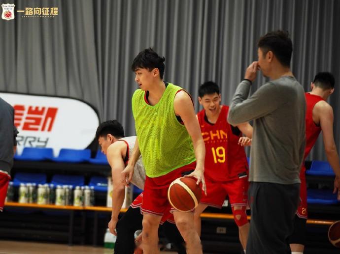 距离亚预赛首战还有5天！中国篮球之队官博晒中国男篮训练照(2)