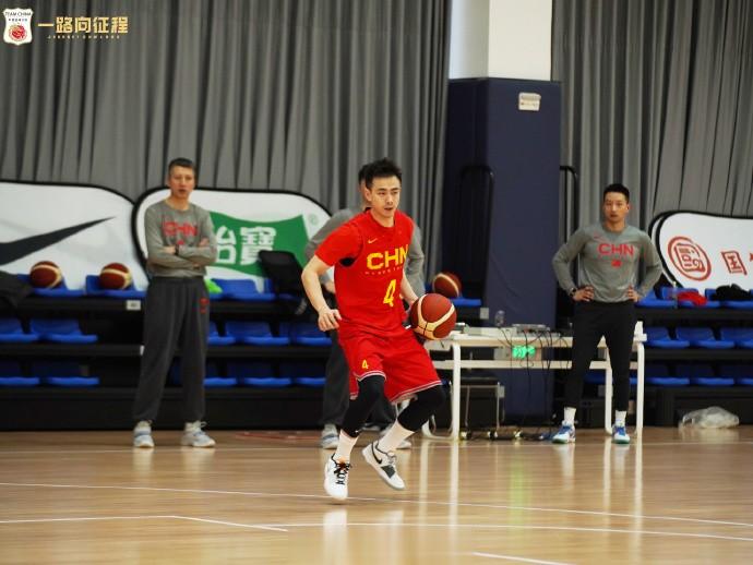距离亚预赛首战还有5天！中国篮球之队官博晒中国男篮训练照(3)