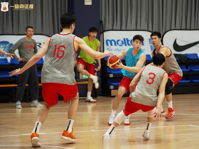 距离亚预赛首战还有5天！中国篮球之队官博晒中国男篮训练照(4)