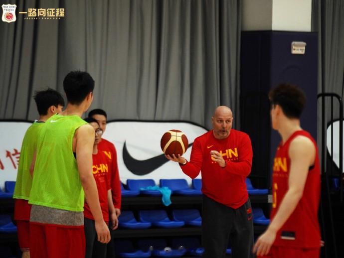 距离亚预赛首战还有5天！中国篮球之队官博晒中国男篮训练照(5)