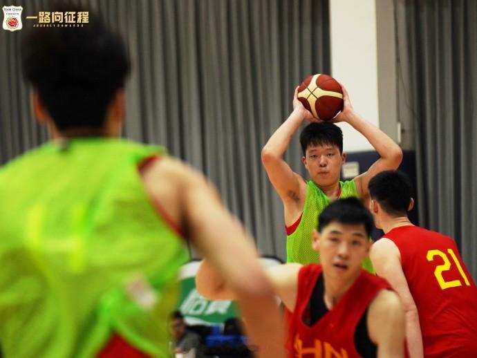 距离亚预赛首战还有5天！中国篮球之队官博晒中国男篮训练照(8)
