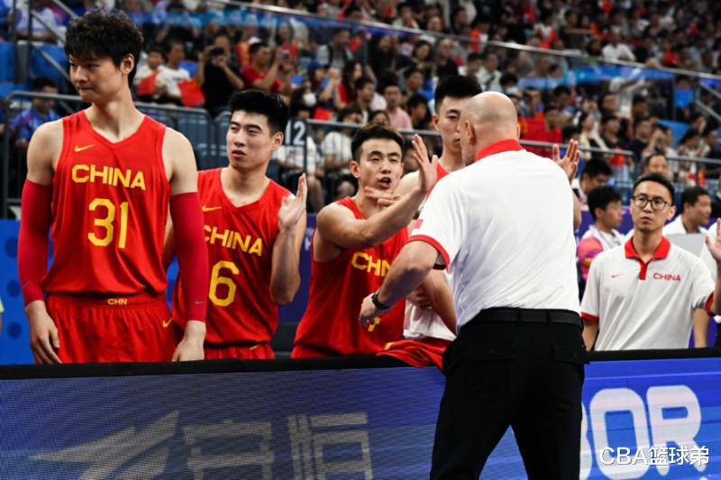 中国男篮裁掉天才锋线，背后真相是什么？(6)