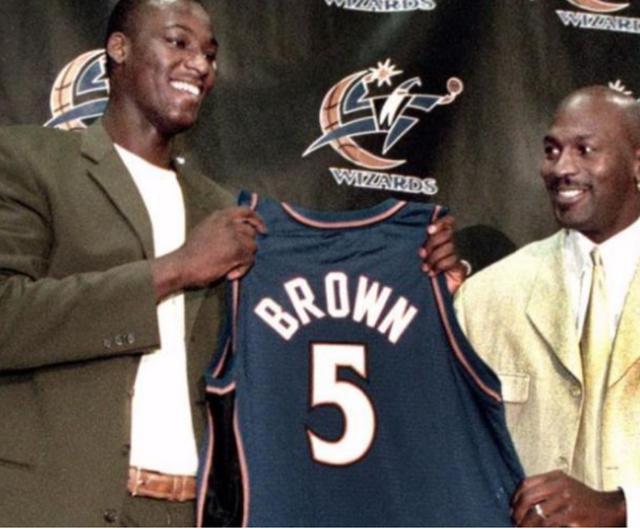 NBA首位高中生状元，搭档过乔丹、科比的夸梅·布朗去哪里了？(6)