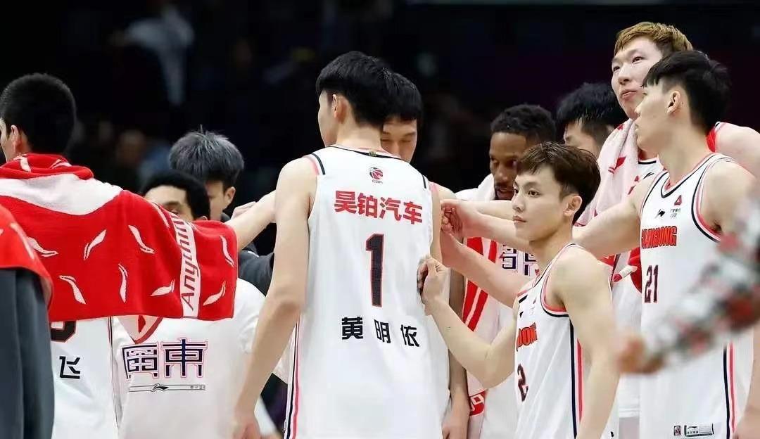 易建联缺席广东男篮比赛，球队表现下滑，退休生活曝光！(1)