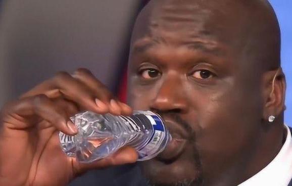 NBA球星体型有多夸张？奥尼尔喝水像喝口服液 姚明泳池似灭霸(2)