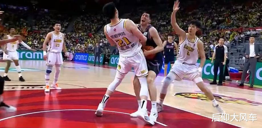 连续三年遭遇横祸！崴脚同时膝盖还被重创，中国男篮的巨大损失(6)