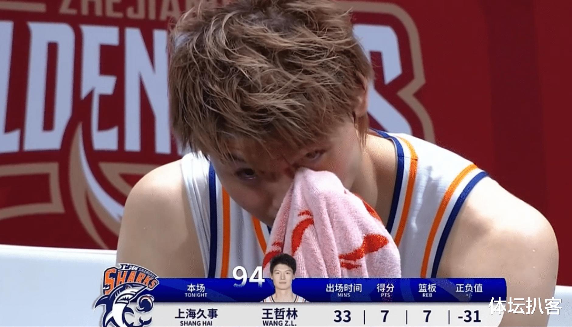 29分惨败！王哲林低迷9中2仅得7分，谁注意到他的表情：眼眶红了(1)