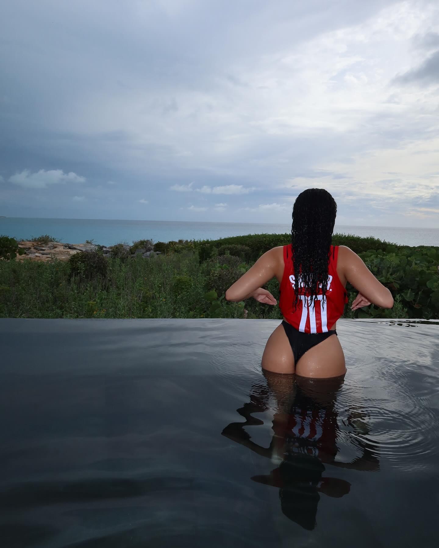 女友身穿贾巴里-史密斯火箭10号球衣 拍摄泳池性感美照(7)