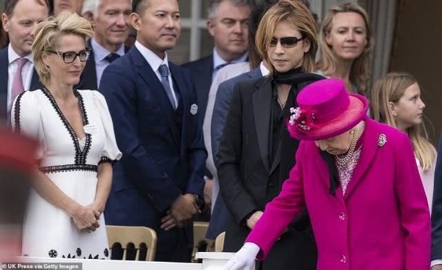 93岁英女王看马球，被X-Japan队长黑纱拂脸，本尊镇定吓坏旁人(6)