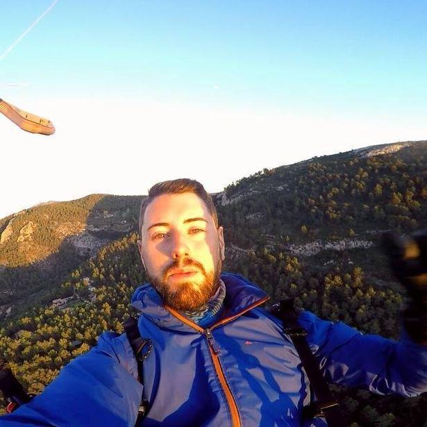 悲剧！29岁西班牙跳伞博主坠地身亡 降落伞故障未打开 仅111人订阅(2)