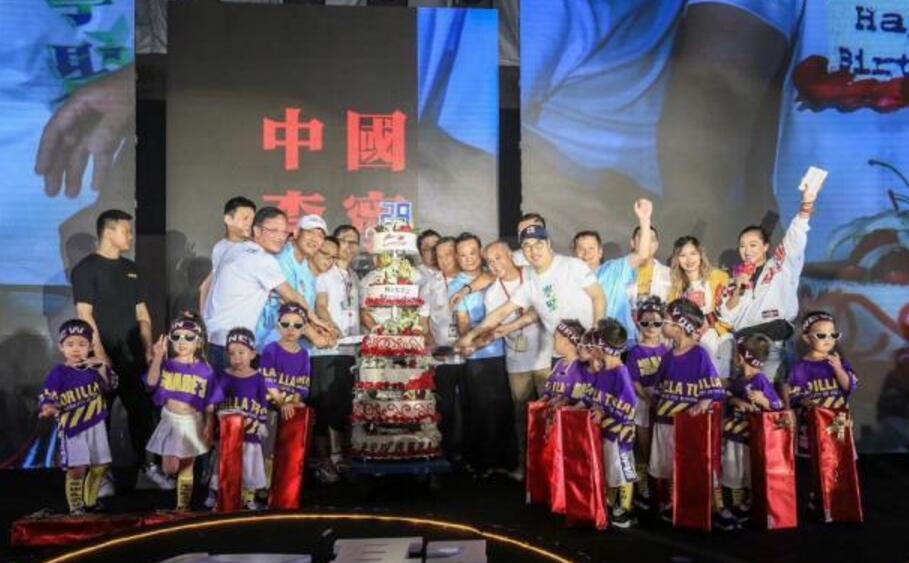 有趣！公司29周年庆，体操王子李宁童心未泯，竟往同事脸上抹蛋糕(2)