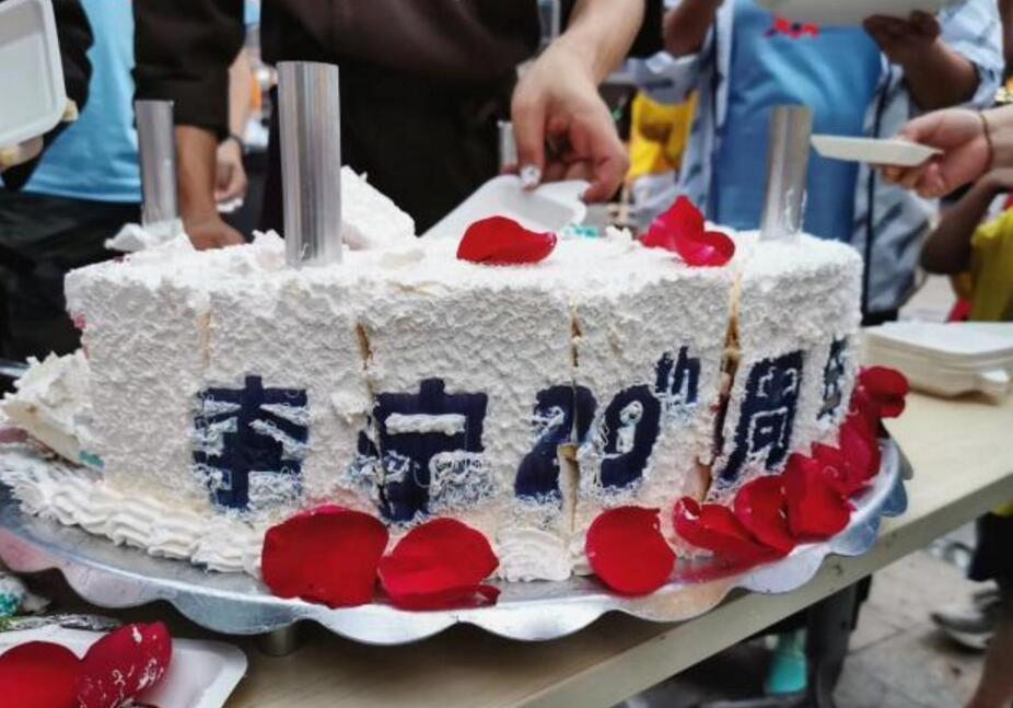 有趣！公司29周年庆，体操王子李宁童心未泯，竟往同事脸上抹蛋糕(4)