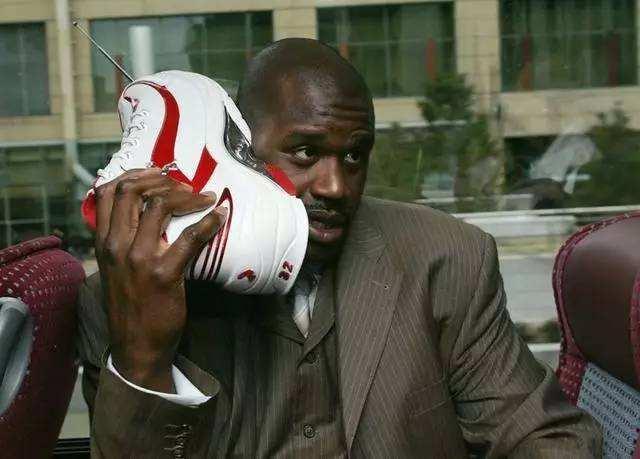 NBA球员的脚有多大？奥尼尔的鞋子像条船，杜兰特的脚像镰刀(1)