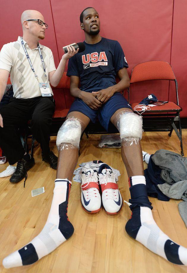 NBA球员的脚有多大？奥尼尔的鞋子像条船，杜兰特的脚像镰刀(5)