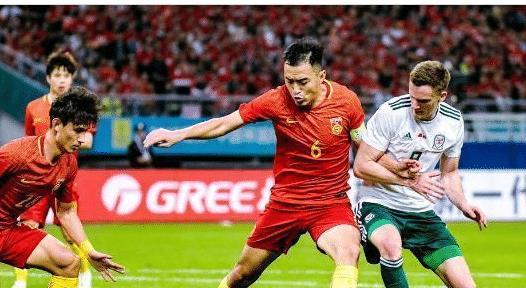 迫于亚洲杯战绩的压力, 国足主帅里皮不得不做出一个无奈的决定(3)