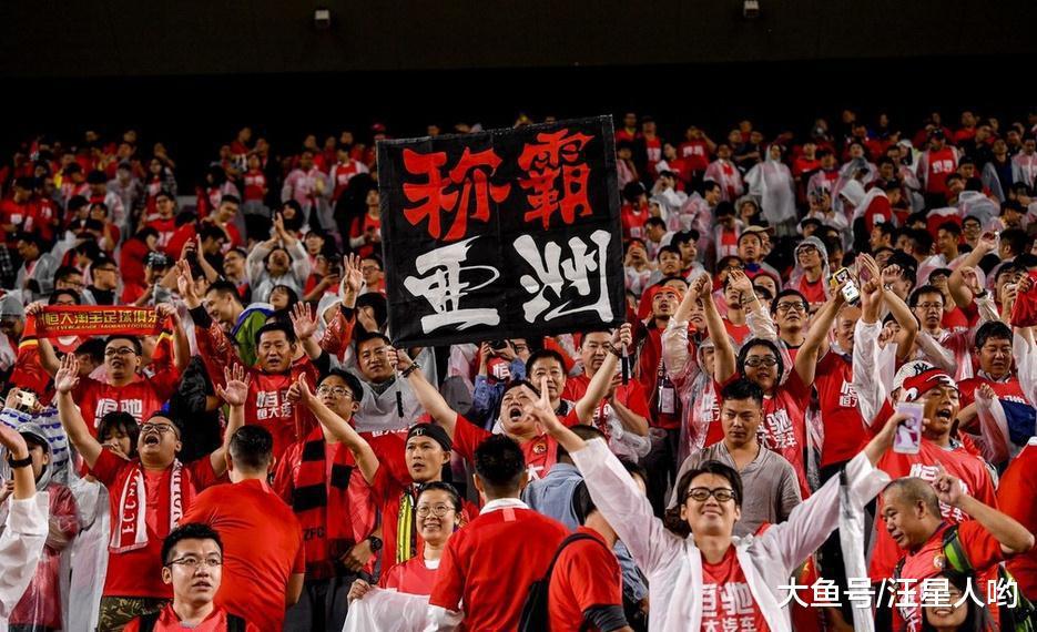 恒大球迷在鹿岛主场手持中国国旗，遭日本保安没收！(1)