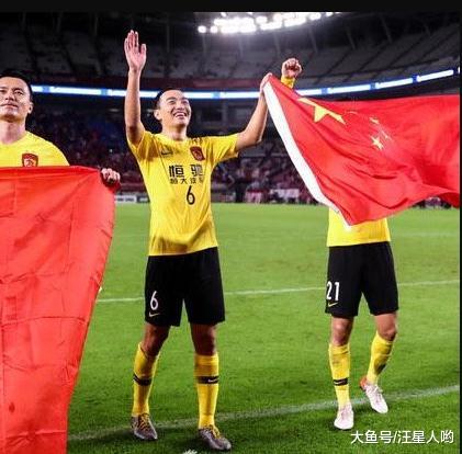 恒大球迷在鹿岛主场手持中国国旗，遭日本保安没收！(2)