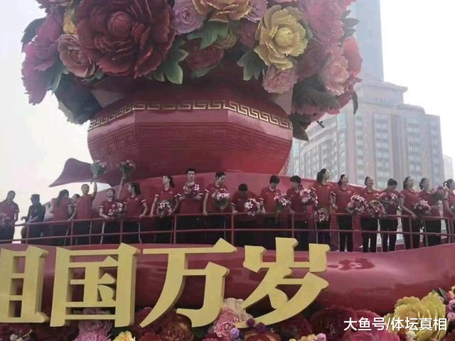 榜样的力量！中国女排乘坐花车参与国庆庆典，请为她们无限点赞(1)
