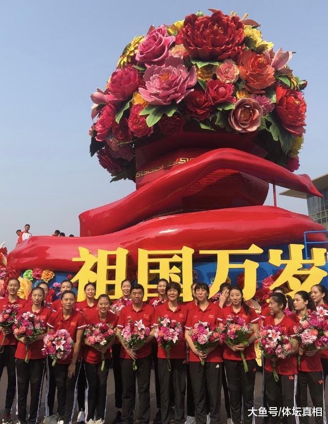 榜样的力量！中国女排乘坐花车参与国庆庆典，请为她们无限点赞(2)