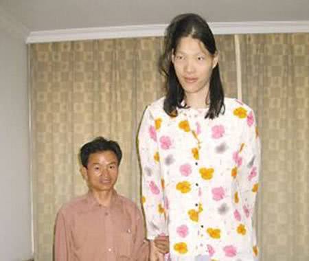 中国第一女巨人，15岁超2米，鞋子78码，网友：巧了，她姓姚(1)