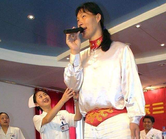 中国第一女巨人，15岁超2米，鞋子78码，网友：巧了，她姓姚(2)