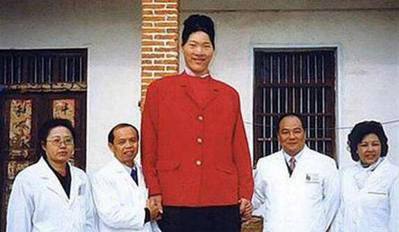 中国第一女巨人，15岁超2米，鞋子78码，网友：巧了，她姓姚(3)
