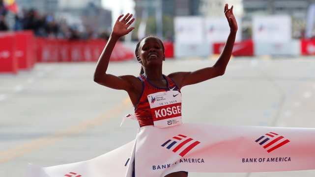 女子马拉松世界纪录告破 25岁肯尼亚选手将原纪录提高1分钟(1)