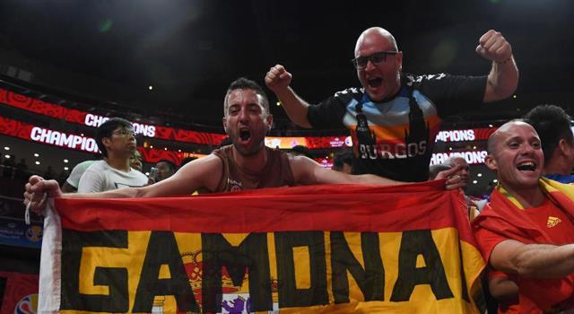 肖华快扛不住了！NBA季前赛出现敏感旗帜，西班牙球迷怒火中烧(6)