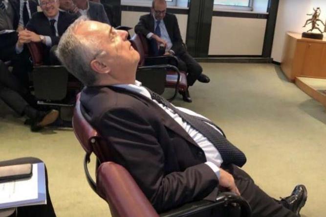 太无聊了！拉齐奥主席在意甲联盟会议上睡着(1)