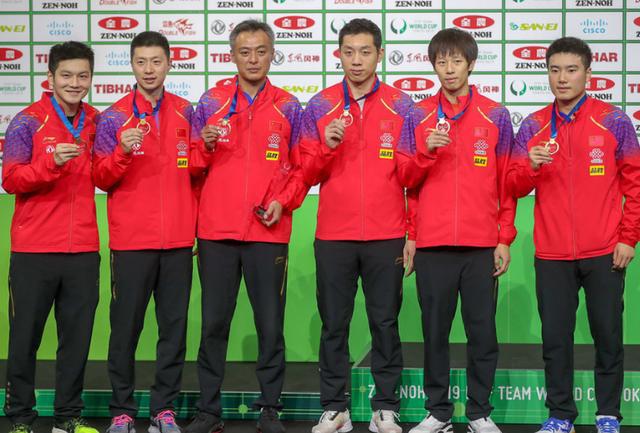 荣耀时刻！女团颁奖时，刘国梁带领其他球员在场外一起高唱国歌(2)