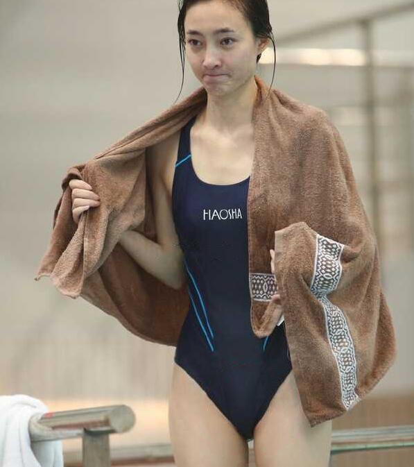 女运动员跳水前，为什么要用手拉一下泳衣？原因令人心疼(1)