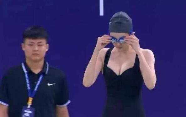 女运动员跳水前，为什么要用手拉一下泳衣？原因令人心疼(2)