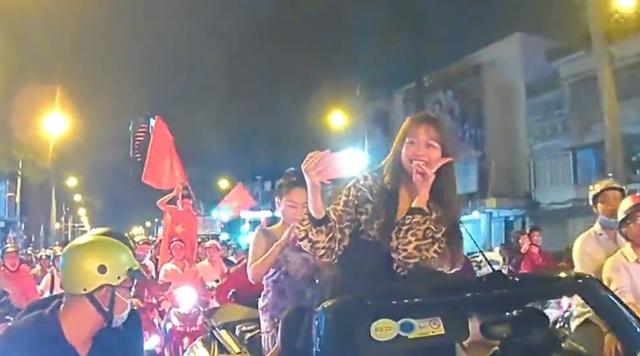 苦等60年终夺冠！越南球员激动跪地，数万球迷涌上街头疯狂庆祝(2)
