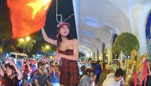 苦等60年终夺冠！越南球员激动跪地，数万球迷涌上街头疯狂庆祝(3)