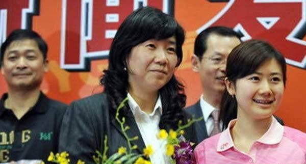 她是刘诗雯的恩师，与邓亚萍亦敌亦友，50岁步入婚姻殿堂(2)