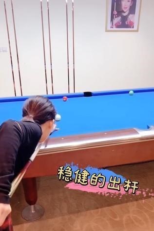 潘晓婷晒打球视频：有人说想教我打台球？撩头发那一刻 太美了(3)
