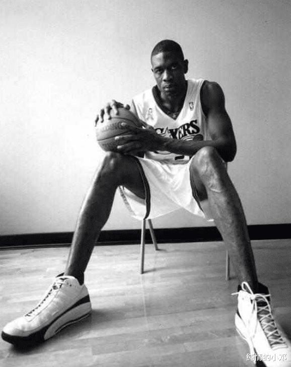 NBA球星脚能有多大？杜兰特双脚似镰刀 奥尼尔球鞋像船模(5)