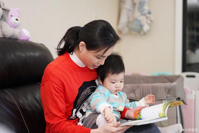 温婉动人！奥运冠军吴敏霞教1岁女儿读书，有爱互动萌出天际(1)