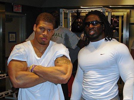 NBA运动员和橄榄球运动员比较，他们谁的肌肉更强悍？(5)
