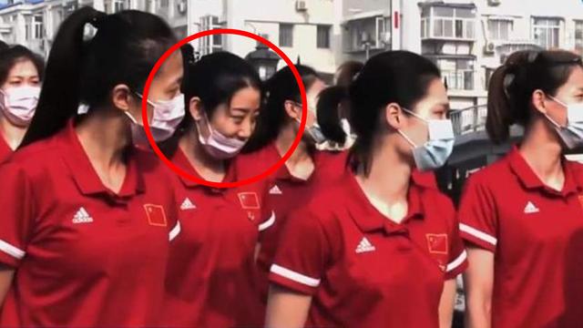姚迪在升旗仪式上做出格举动！队友严肃对待，她让中国女排被抹黑(1)