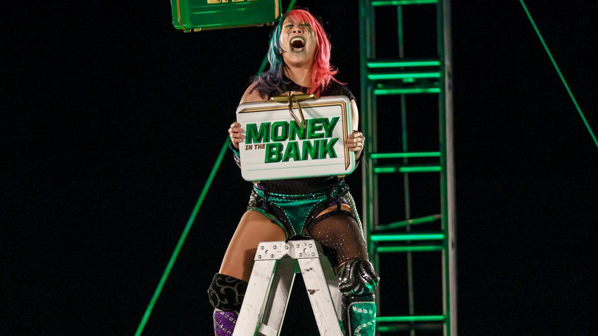 WWE明日女皇再获冠军挑战权，他连铁梯都爬不上去却拿下了合约包(14)