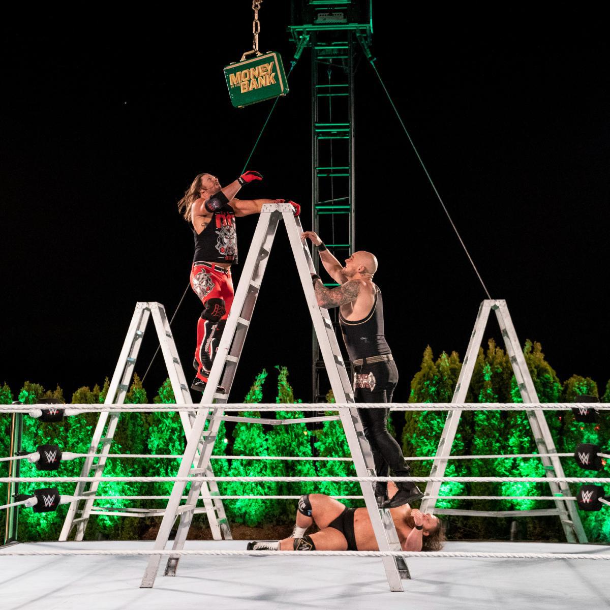 WWE明日女皇再获冠军挑战权，他连铁梯都爬不上去却拿下了合约包(17)