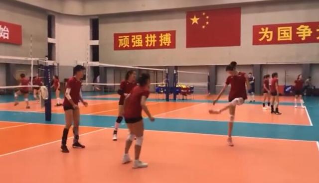 中国女排集体踢毽子！四人一组围成圈踢一个，手忙脚乱遭调侃(1)
