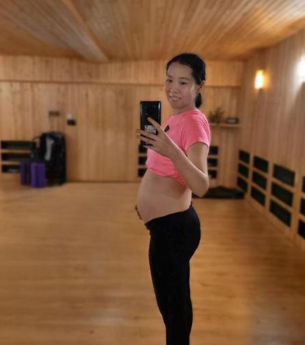 喜讯！32岁中国女乒大魔王官宣怀二胎，幸福抚摸孕肚直言：1+1=4(4)