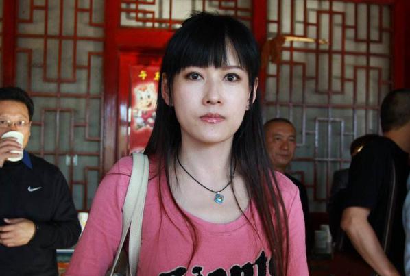 颜值可比潘晓婷，42岁未婚如少女，她是台坛一枝花！(7)