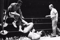 拳王阿里最屈辱的一场比赛，输给日本人，对手半程躺倒在地无还手(5)