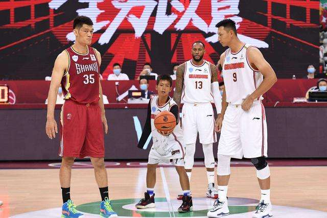 圆梦！独臂篮球少年获赠欧文球衣+NBA赛场打球，篮网华裔老板太暖了(1)