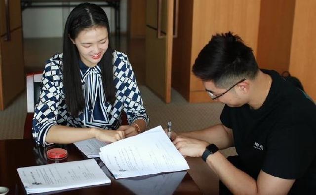 中国女排张常宁，23岁公开订婚，今陪男友签合同，接受顶薪续约(4)