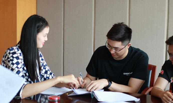 中国女排张常宁，23岁公开订婚，今陪男友签合同，接受顶薪续约(5)